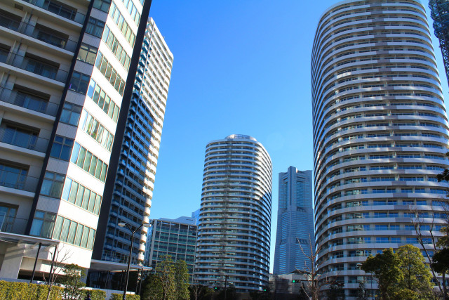 横浜ランドマークタワー「高層マンションと横浜ランドマークタワー」